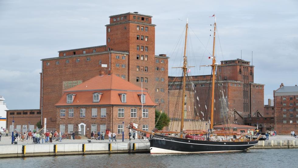 Segelschiff Atalanta vor dem Baumhaus am Alten Hafen, © Hansestadt Wismar