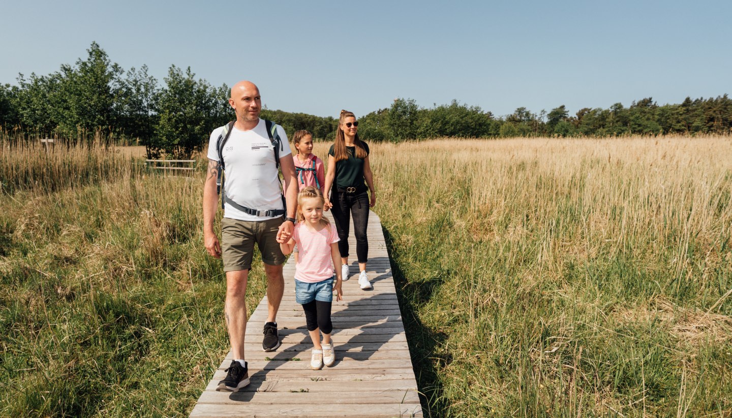 Im Nationalpark Vorpommersche Boddenlandschaft geht die Familie auf eine spannende Entdeckungstour inmitten unberührter Natur.