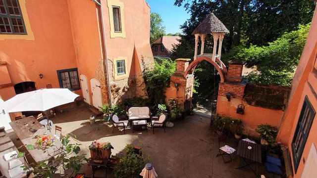 Im Sommer lädt das Burg-Café in den historischen Außenbereich ein, © A. K. Barkow