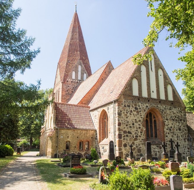 Kirche Lichtenhagen-Dorf mit Friedhof, © Frank Burger