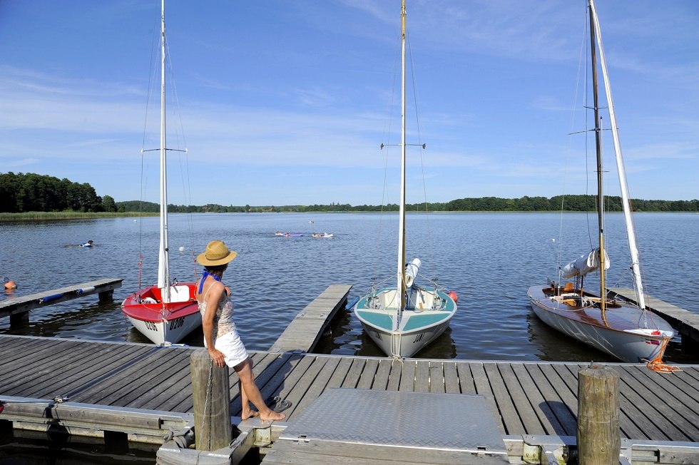 Die große Bootssteganlage bietet auch mitgebrachten Booten einen sicheren Hafen., © Haveltourist