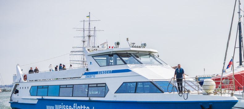 Das Wahrzeichen der Insel Hiddensee.
Kommt man zur Insel Hiddensee, so kommt man an ihm einfach nicht vorbei: dem Leuchtturm Dornbuch!, © Weiße Flotte GmbH