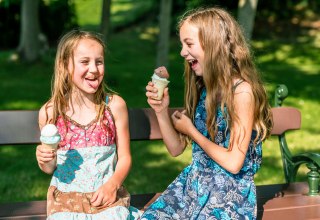 Kinder genießen ein Eis auf der Insel Usedom, © TMV/Tiemann