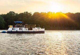 Mit dem Hausboot dem Sonnenuntergang auf der Müritz entgegen, © TMV/Gänsicke