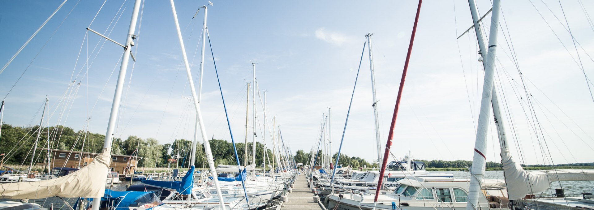 Steg mit Segelyachten, © Naturhafen-Krummin GmbH