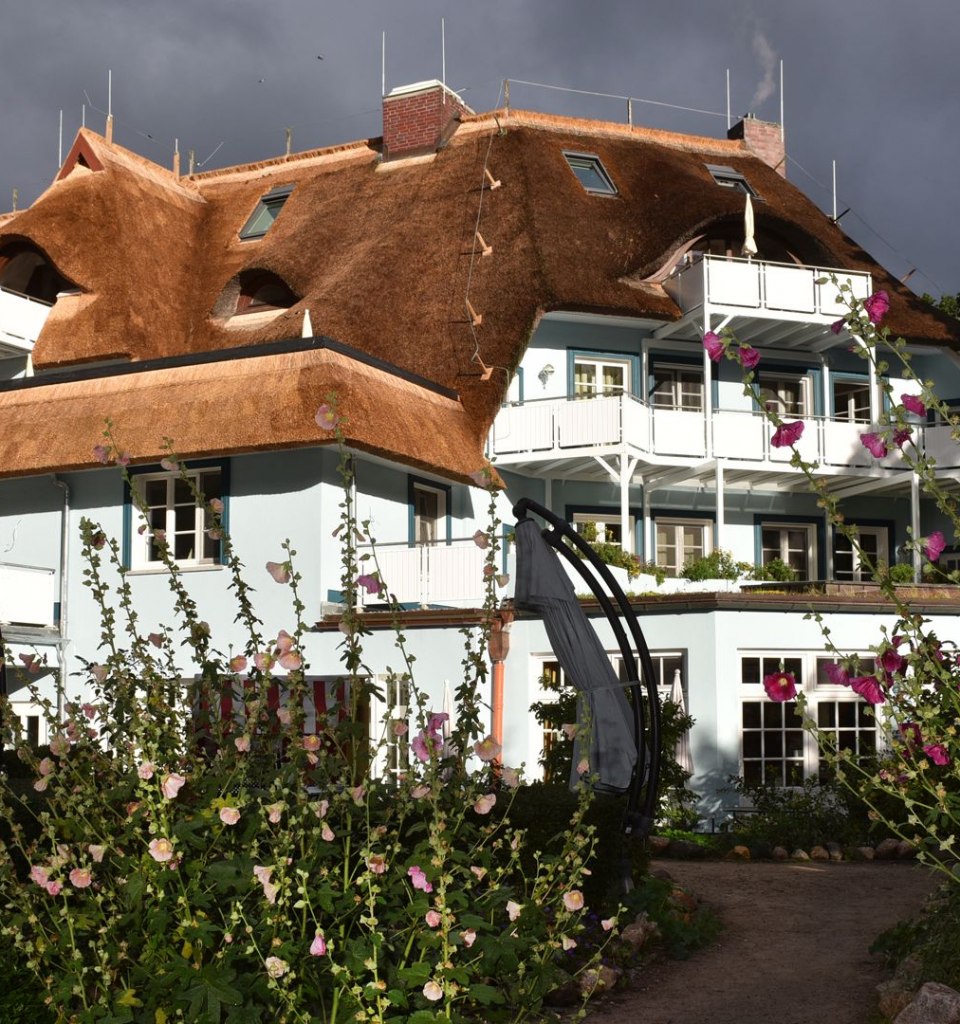 Romantik Hotel Fischerwiege mit großem Frühstücksgarten zur Boddenseite, © Hübner
