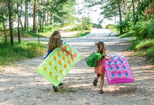 Ostsee mit Luftmatratzen: Josi und Luna am Usedomer Strand.