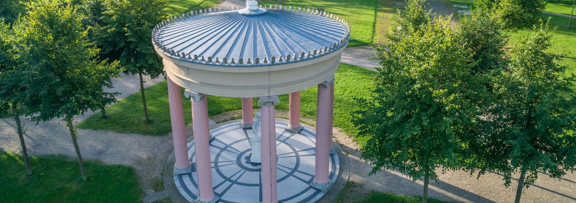 Schlossgarten Neustrelitz mit Hebetempel von oben, © SSGK MV / Funkhaus Creative