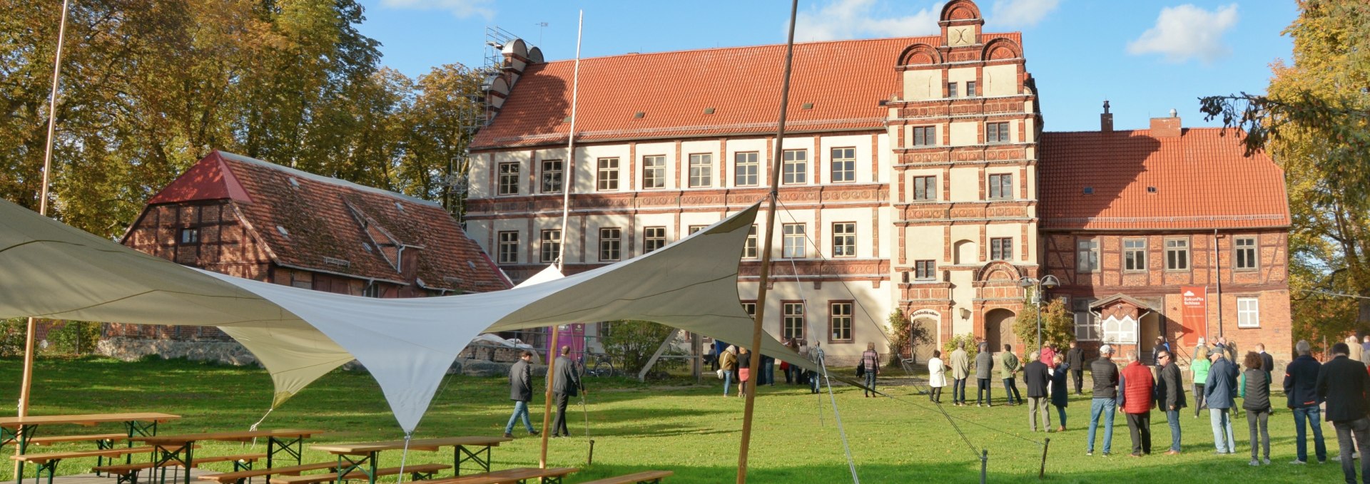 Der Innenhof des Schlosses Gadebusch bei einer Veranstaltung., © Tourismusverband Mecklenburg-Schwerin e.V.