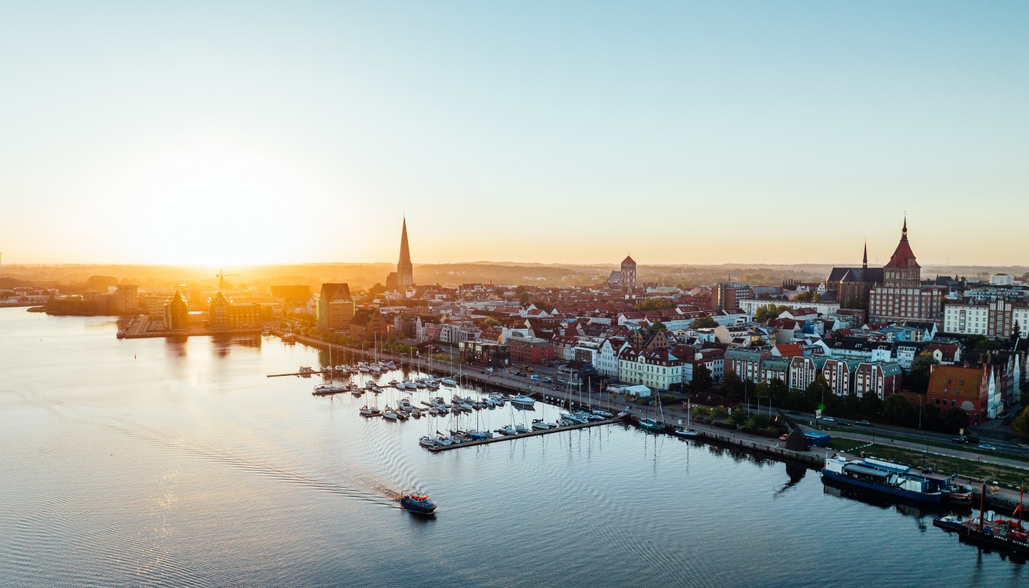 Die Hanse- und Universitätsstadt Rostock ist ein spannendes Ziel für Herbsturlauber, die gerne kulinarisch genießen