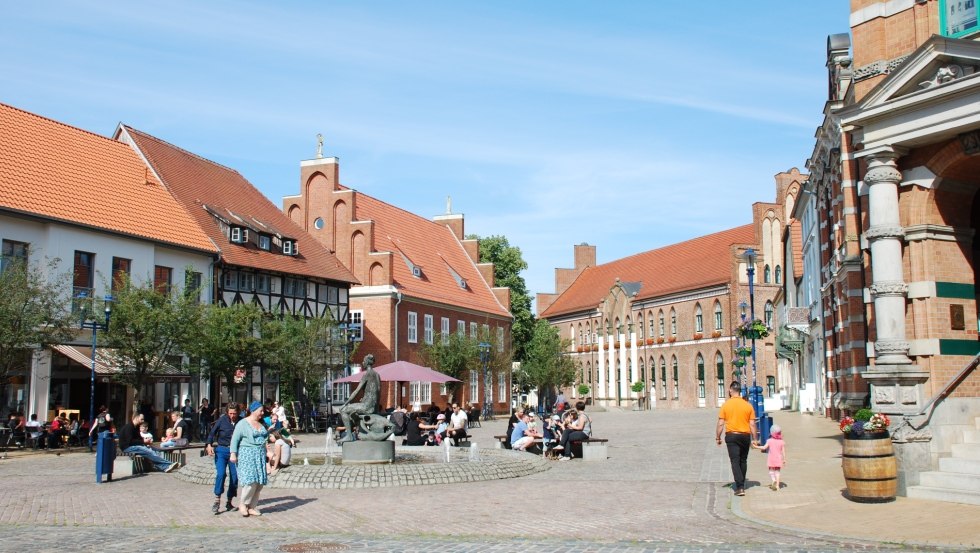 Fußgängerzone mit Blick auf das historische Rathausgebäude, © Stadt Parchim