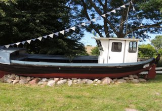 altes Fischerboot vor dem Dorfteich, © Kurverwaltung Insel Poel