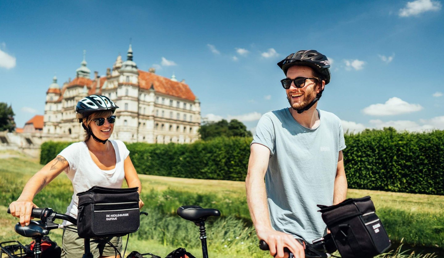 Unterwegs mit dem Rad am Schloss Güstrow, © TMV/Gänsicke