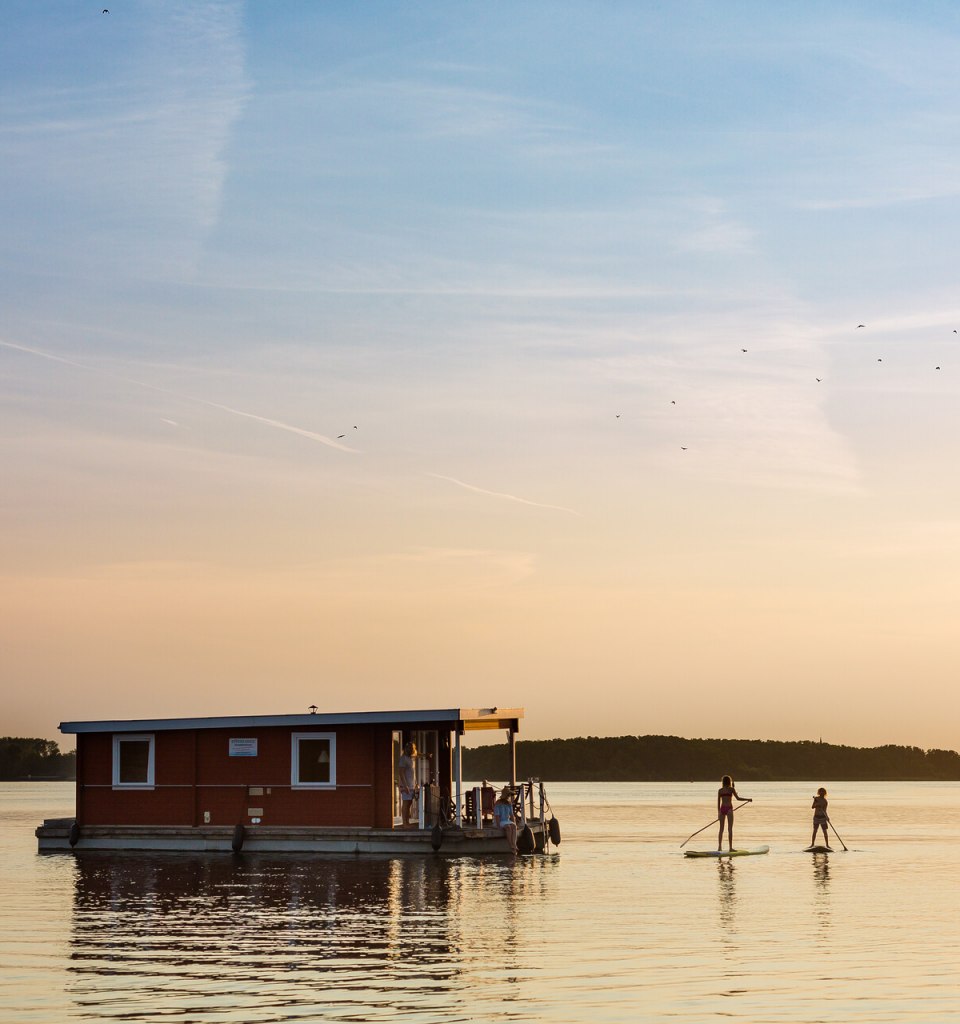Hausbooturlaub ist Entspannung pur – inmitten wunderschöner Natur der Müritz und Mecklenburgischer Seenplatte., © TMV/Kirchgessner
