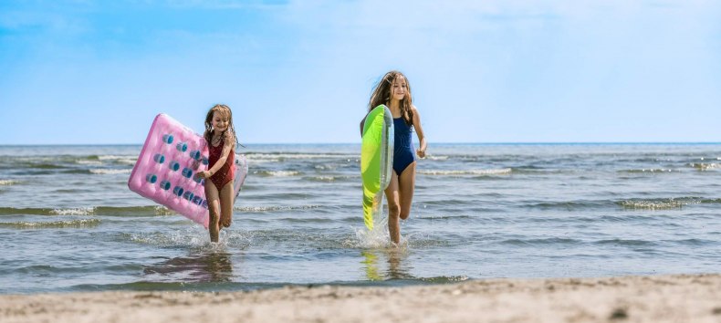 Ostsee mit Luftmatratzen: Josi und Luna am Usedomer Strand., © TMV/Tiemann