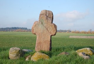 Mitten auf dem Feld zwischen Dersenow und Dammereez steht der Schäferstein., © Gabriele Skorupski