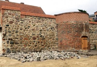 Teile der Stadtmauer in der Mühlenstraße, © Sabrina Wittkopf-Schade