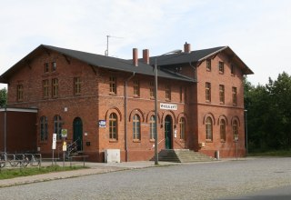 Bahnhofsgebäude von außen., © Sabrina Wittkopf-Schade