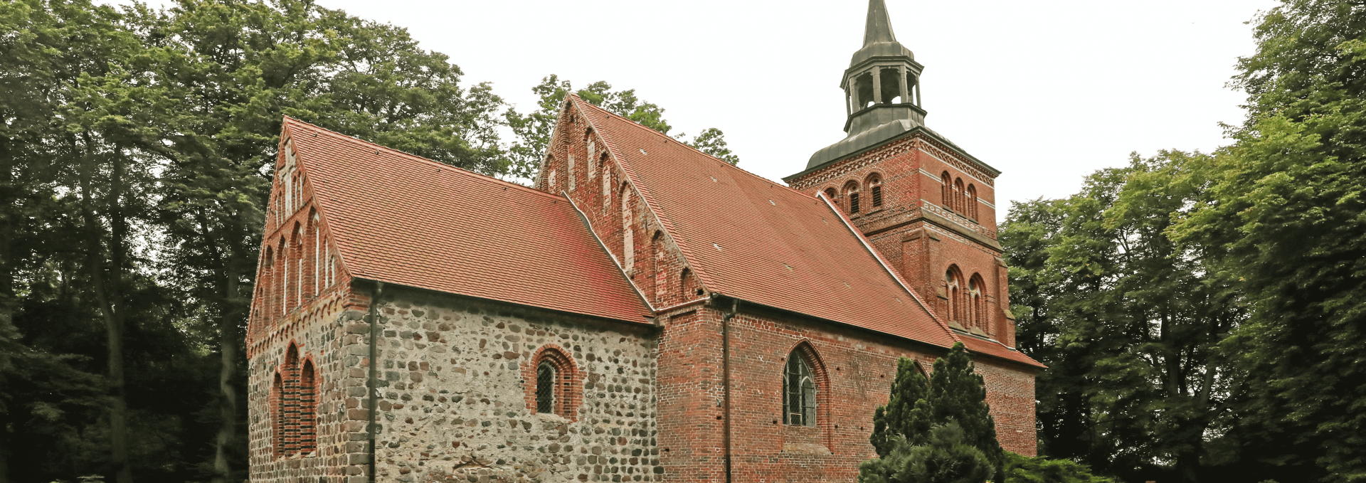 Seitenansicht der Kirche und Friedhof, © TMV/Gohlke