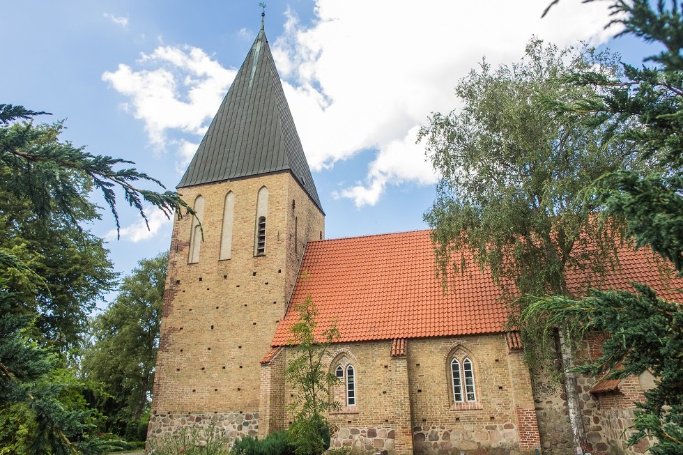 Die Dorfkirche Lambrechtshagen von der Südfront fotografiert., © Frank Burger