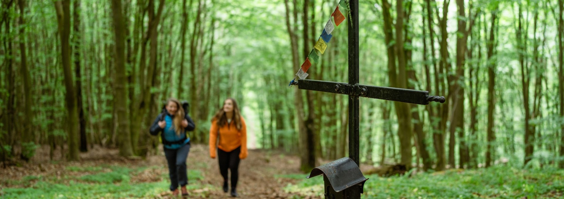 Immerhin 179 Meter misst der Helpter Berg – Mecklenburg-Vorpommerns höchster Gipfel. Da kommen die Freundinnen schon mal aus der Puste! Eintragen ins Gipfelbuch natürlich nicht vergessen!