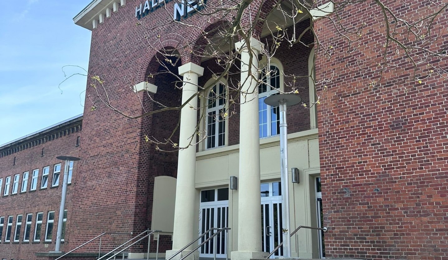 Neptunschwimmhalle Außenansicht Haupteingang, © TMV_Hoehle