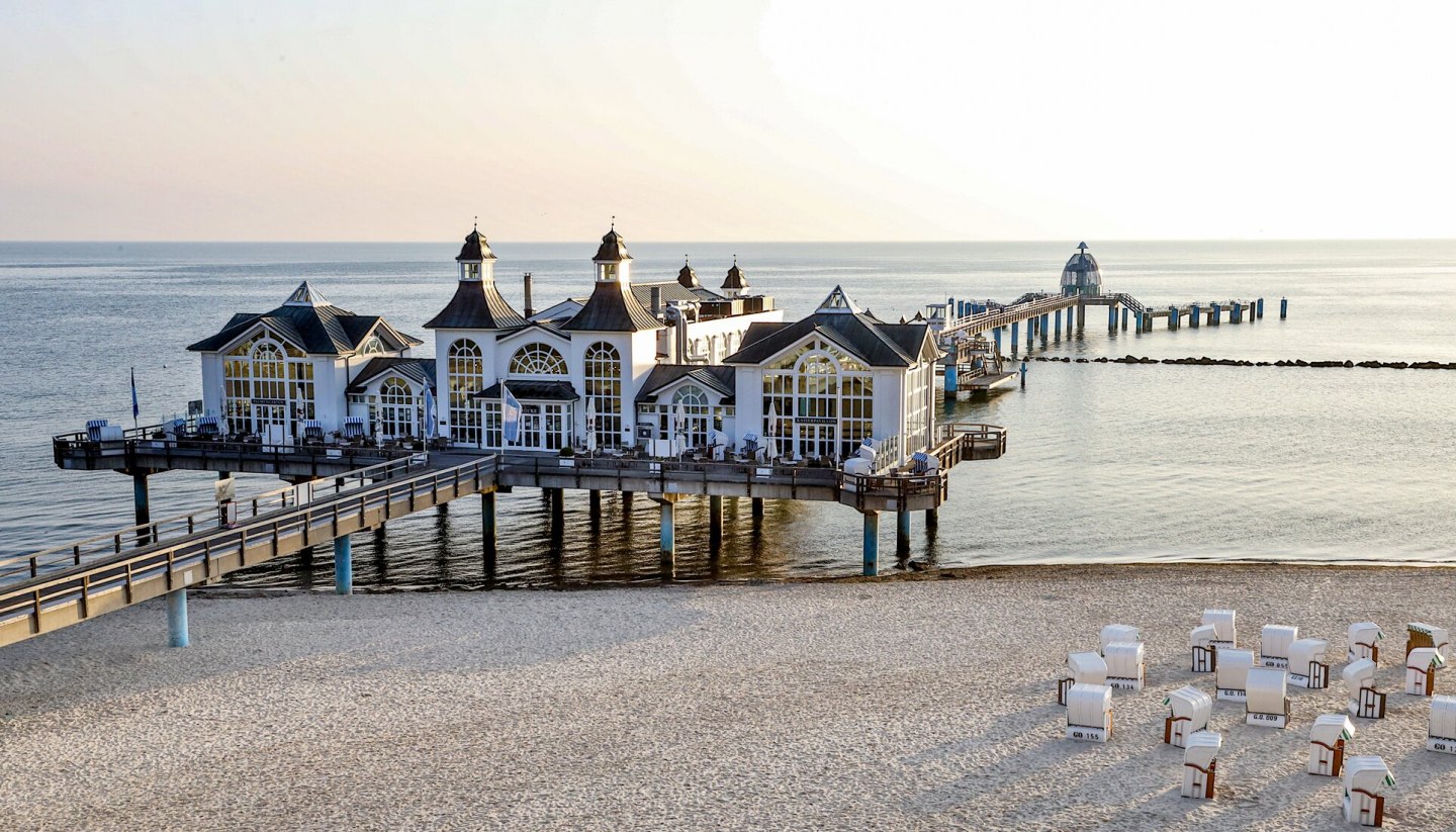 Die Seebrücke in Sellin auf der Insel Rügen lädt bei jedem Wetter zum Promenieren ein., © TMV/Gohlke