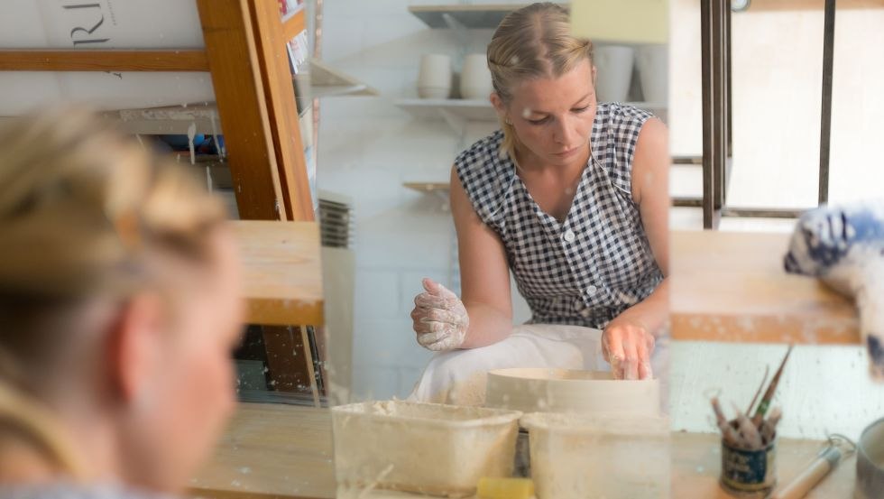 Lisa Kaufmann in ihrem Porzellanstudio in Glashagen, © Alexander Rudolph, DOMUSimages