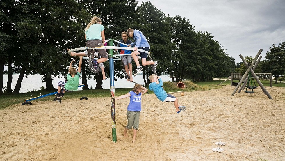 Unser großer Spielplatz mit Blick auf den Schweriner See, © Campingplatz Seehof GmbH