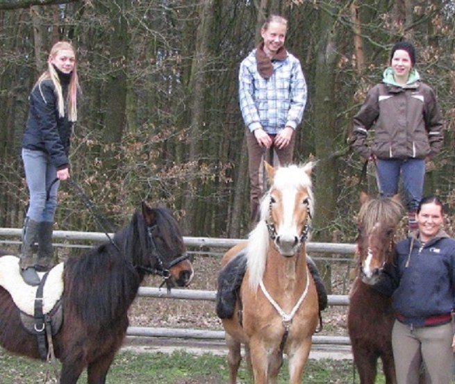 Die Kunst des Trickreitens während der Reiterferien auf der Comanchen Ranch erlernen, © Comanchen Ranch/ Karina Vandersee-Müller