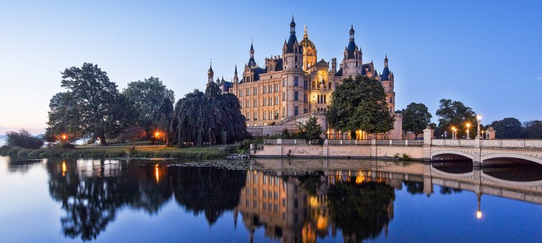 Schloss Schwerin in der Abenddämmerung, © Schloss Schwerin, Fotograf Thomas Grundner ©SSGK M-V