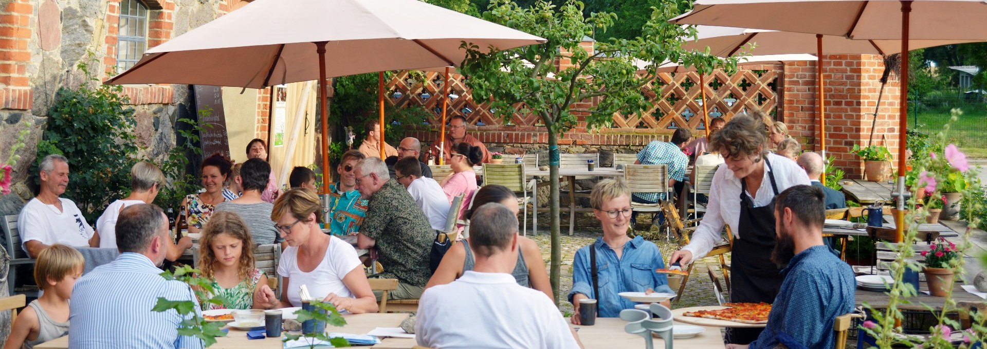 Pizza Landvergnügen auf der Terrasse der Weinschänke Kraatz, © Florian Profitlich