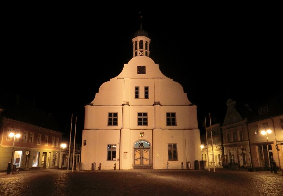 Das Historische Wolgaster Rathaus bei Nacht., © Baltzer