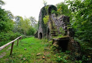 Malerische Ruine des Wasserturmes im Waldpark Semper., © Tourismuszentrale Rügen