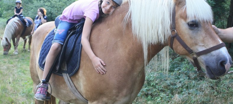 Für die Kleinen sind unsere Ponys die Größten- ruhig im Umgang, verlässlich und geländesicher., © Waldhof Bruchmühle