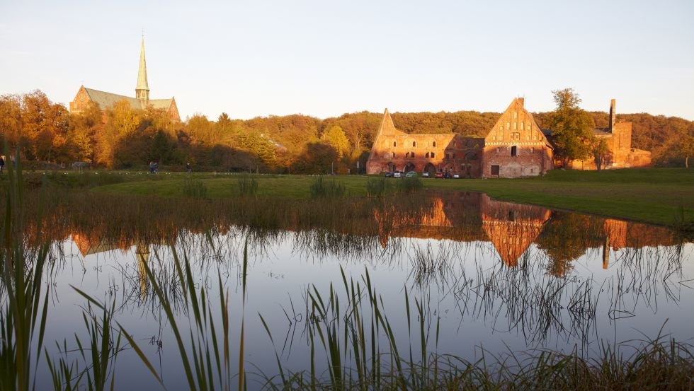 Doberaner Münster mit Klosteranlage im Abendlicht, © Tourist-Information Bad Doberan-Heiligendamm