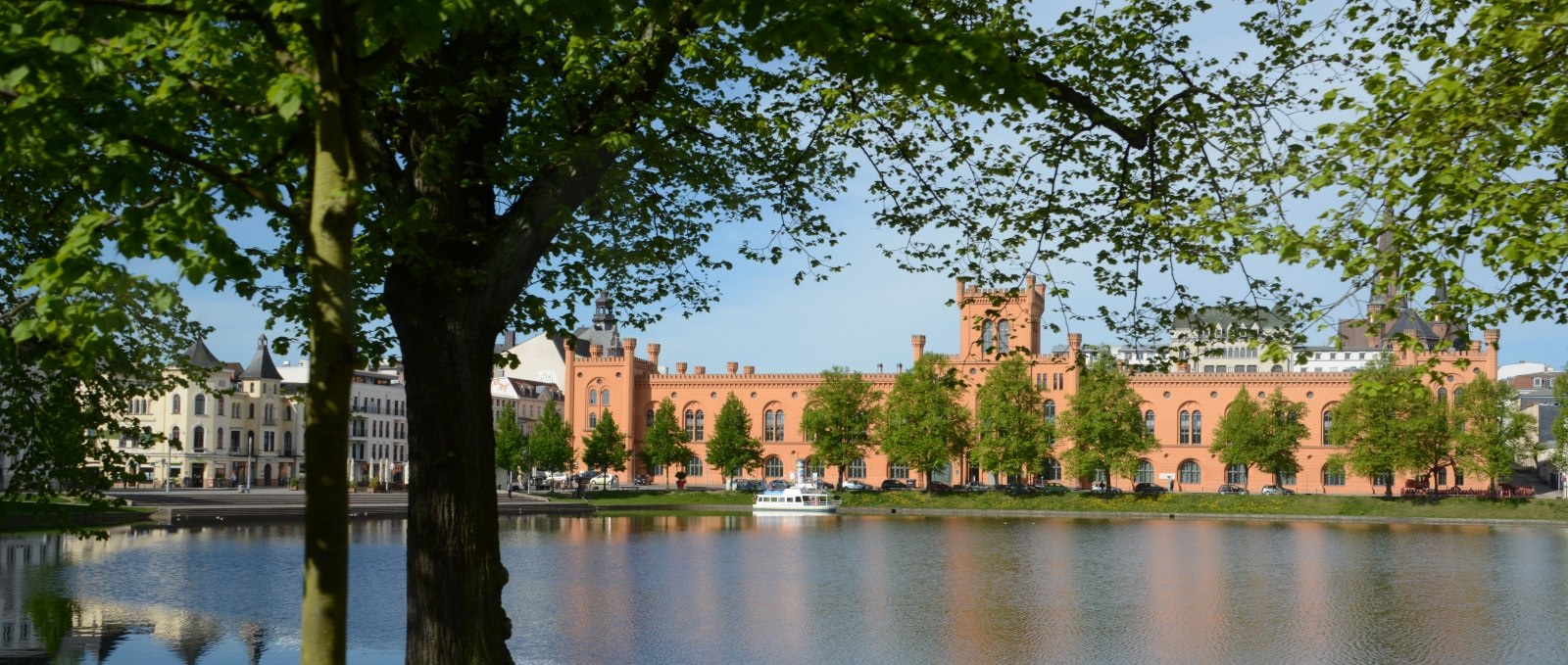 Blick von der Promenade über den Pfaffenteich in Schwerin, © Tourismusverband Mecklenburg-Schwerin