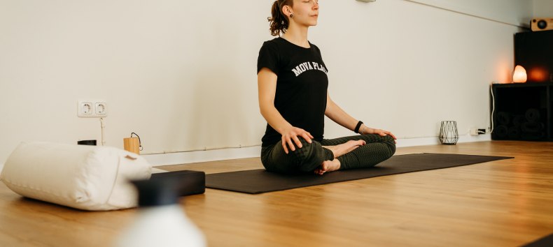 Eine Frau namens Josephine macht Yoga im MOVA PLACE - Yoga & Co. Studio, © Rügenlinse