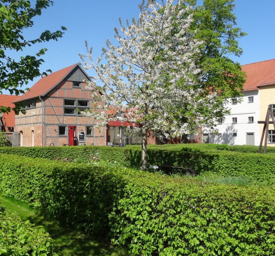 Cafe-Wieckhaus aus dem Klostergarten heraus fotografiert, © Tom Augustyniak