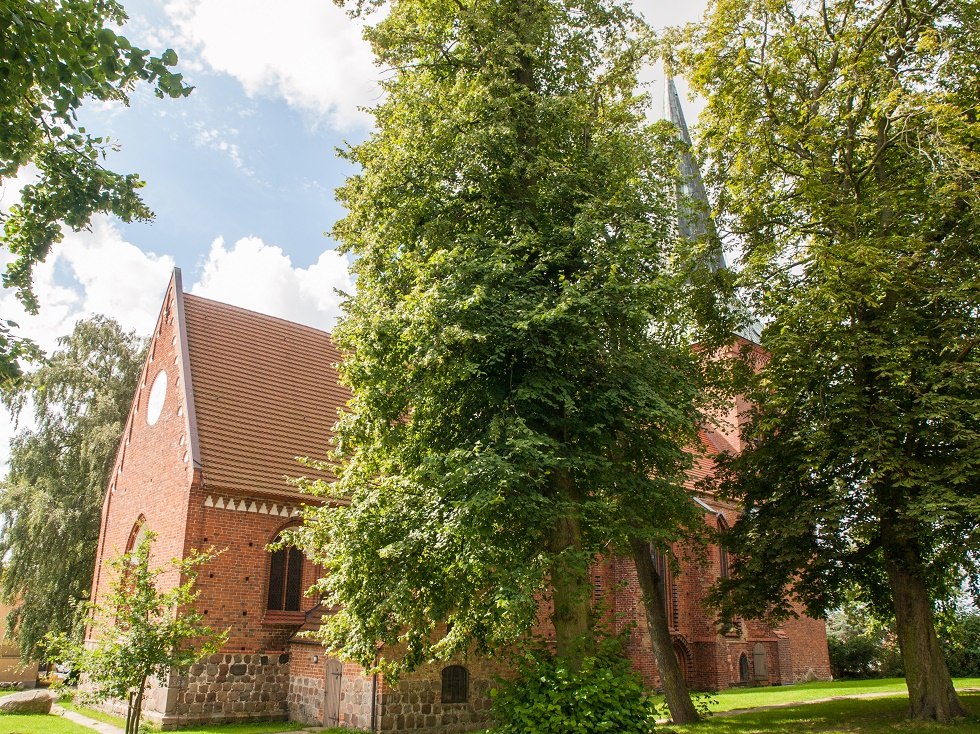 Kirche schräg von hinten, © Frank Burger