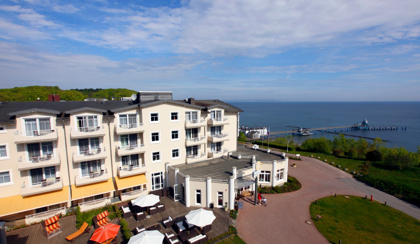 Hotelansicht mit Blick auf´s Meer, © Jochen Tack, Hotel Bernstein