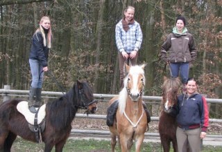 Die Kunst des Trickreitens während der Reiterferien auf der Comanchen Ranch erlernen, © Comanchen Ranch/ Karina Vandersee-Müller