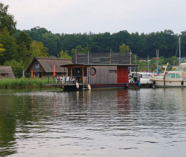 Ein Hausboot steht auf dem Heidensee in Schwerin. Der Heidensee liegt zwischen dem Schweriner See und dem Ziegelsee., © TMV/Sebastian Hugo Witzel