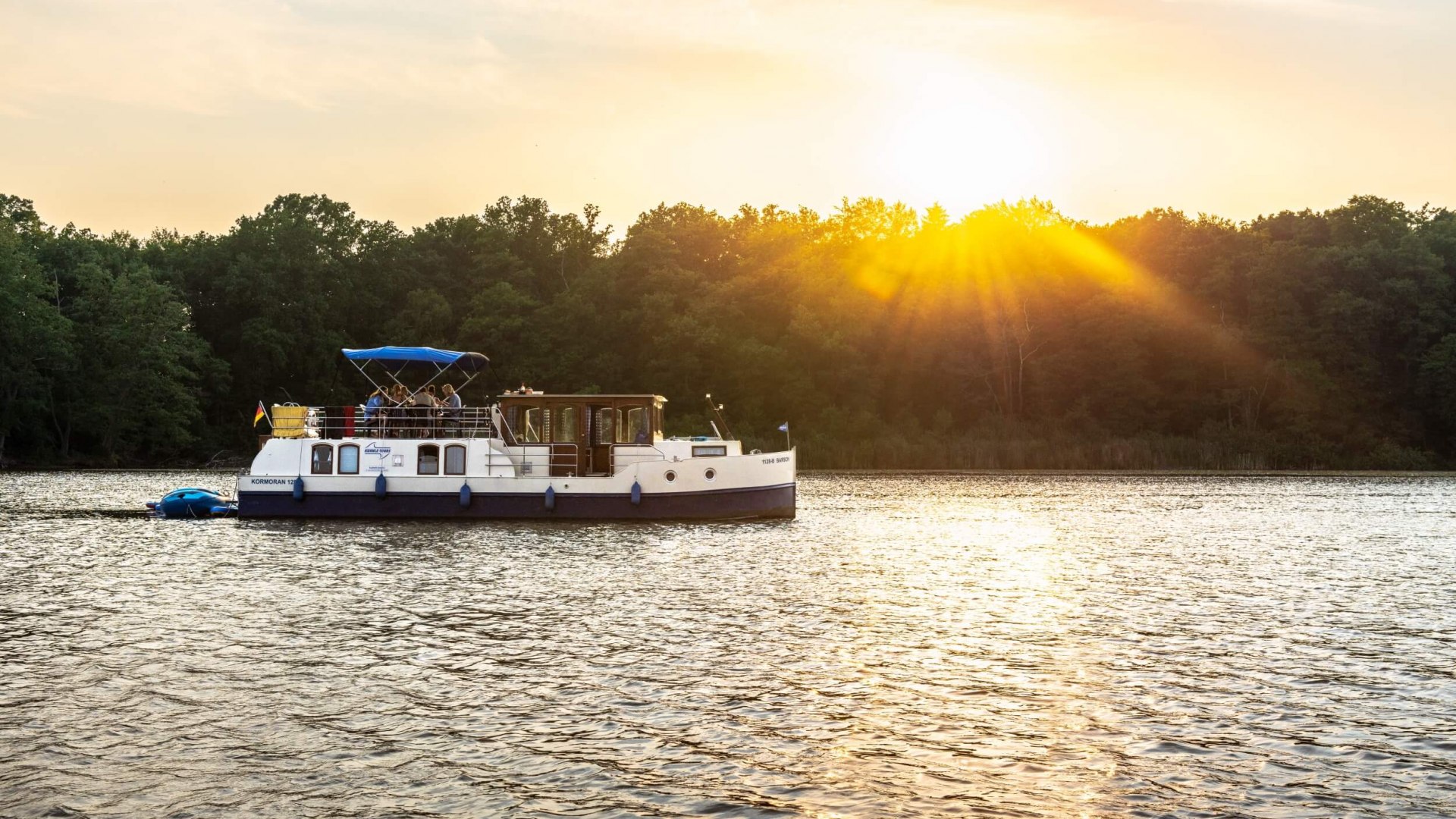 Glücklich gleiten die Freunde in den Mecklenburgischen Sonnenuntergang hinein, © TMV/Tiemann