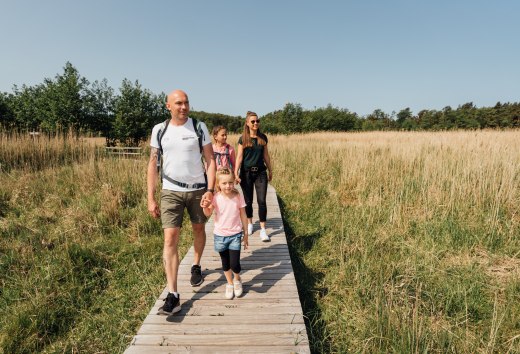 Im Nationalpark Vorpommersche Boddenlandschaft geht die Familie auf eine spannende Entdeckungstour inmitten unberührter Natur.