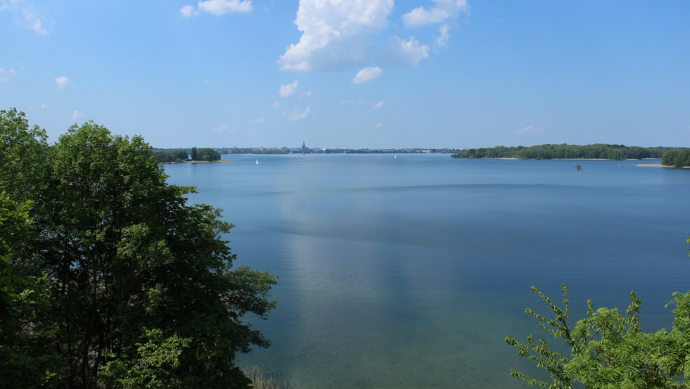 Blick von der Reppiner Burg auf die Badestelle und die Stadtsilhouette von Schwerin, © Stadtmarketing GmbH Schwerin, Foto Cornelia Böttcher