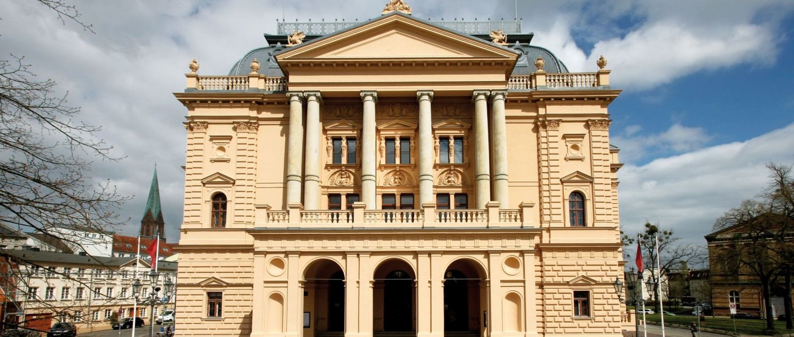 Blick auf das historische Gebäude des Mecklenburgischen Staatstheaters in Schwerin., © Mecklenburgisches Staatstheater