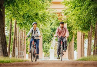 Mit dem Fahrrad unterwegs im Schlossgarten Neustrelitz, © TMV/Tiemann