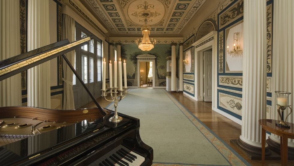 Der Schinkel-Saal überwältigt mit einer hochherrschaftlichen Ausstattung feinster, handbemalter Tapisserien und funkelnder Kronleuchter, © Schlosshotel Burg Schlitz/Petra Stüning Photografie