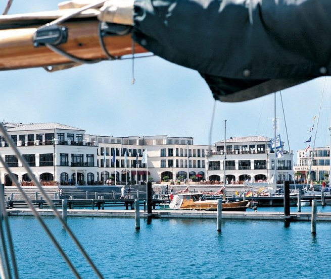 Die Yachthafenresidenz Hohe Düne vom Hafen aus, © Yachthafenresidenz Hohe Düne, www.hohe-duene.de